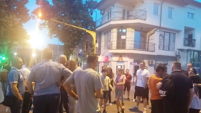 Roditelji dece iz zapaljenog autobusa u Prokuplju blokirali raskrsnicu (VIDEO)