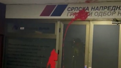 Nišlije jajima i crvenom farbom zasuli sedište SNS (FOTO/VIDEO)