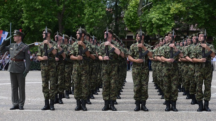 DVE SLIKE REGIONA! U Srbiji veteran baca uniformu, u Hrvatskoj sportistkinje ulaze u kasarne