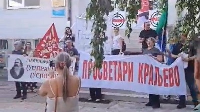 "Juče sam održala poslednje časove": Protest u Srbobranu zbog otpuštenih nastavnica (VIDEO)