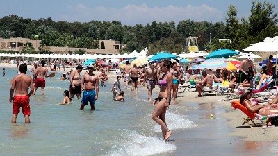 Šta se dešava KADA MOKRITE U MORU? Naučnici ispitali koliko ŠTETE NANOSITE kupačima oko sebe - IZNENADIĆETE SE