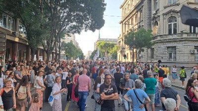 (BLOG) DVE SRBIJE: Građani ispred RIK-a odaju poštu stradalima, a iz Ćacilenda trešti muzika (FOTO, VIDEO)