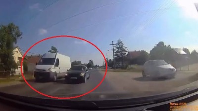 Bezobzirna vožnja: Preko pune direktno u vozilo (VIDEO)