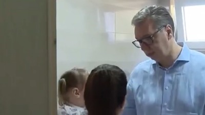 "Bez trunke emocije": Snimak Vučića sa bebom izazvao buru na društvenim mrežama! (VIDEO)