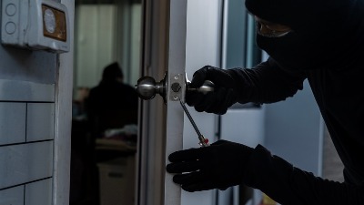 Kako da ZAŠTITITE KUĆU OD PROVALNIKA dok ste na letovanju? 7 sjajnih tirkova koji će odvratiti lopova od ulaska u vaš dom