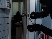 Otišli na miting, pa ostali bez svega: Opljačkana porodica - nestalo 72.000 evra (VIDEO)