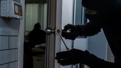 Otišli na miting, pa ostali bez svega: Opljačkana porodica - nestalo 72.000 evra (VIDEO)