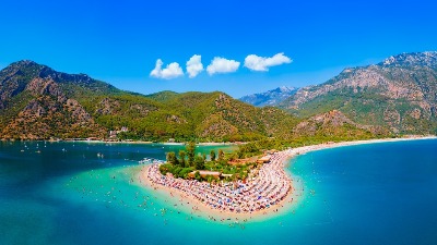 Ovo je NAJSUNČANIJA PLAŽA u Evropi: Duga je 18 km - ima kristalno čisto more, zlatni pesak i neverovatan planinski pejzaž (VIDEO)
