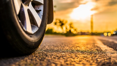 Zašto nove gume imaju PRUGE u boji na gaznom sloju i šta one zapravo znače