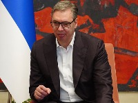 Vučić deli vidovdanska odlikovanja: Patriku Dridu, Vladanu Petrovu, novinarkama Informera, Neletu Karajliću...