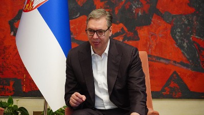 Vučić deli vidovdanska odlikovanja: Patriku Dridu, Vladanu Petrovu, novinarkama Informera, Neletu Karajliću...