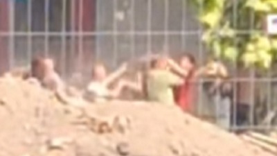 Užasna scena u Kuli, digla se prašina od pesničenja: Opšta tuča radnika u parku (VIDEO)