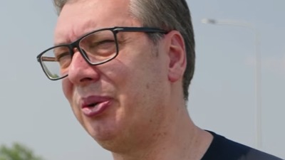 Vučić na gradilištu u crnoj majici: Sada je 45 stepeni, ali predivan je osećaj (VIDEO)