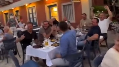 Grupa Srba pamtiće letovanje u Grčkoj: Prepoznali NBA legendu pa počeli da skandiraju, pogledajte kako je reagovao (VIDEO)