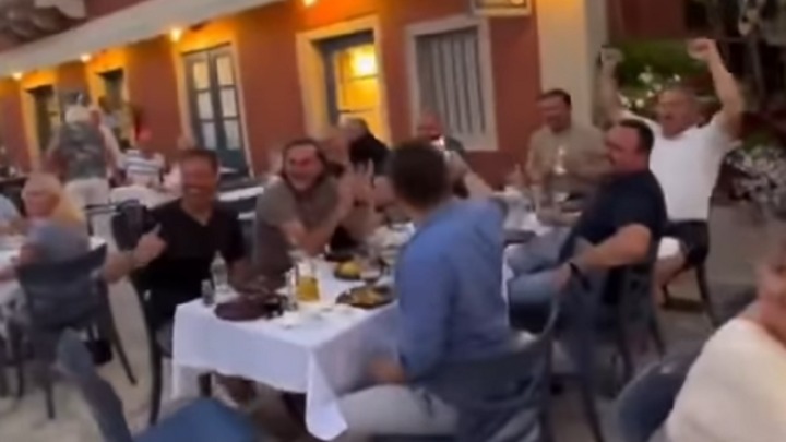 Grupa Srba pamtiće letovanje u Grčkoj: Prepoznali NBA legendu pa počeli da skandiraju, pogledajte kako je reagovao (VIDEO)