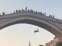 Turista skočio sa mosta u Neretvu: Mostarci ga umalo linčovali (VIDEO)