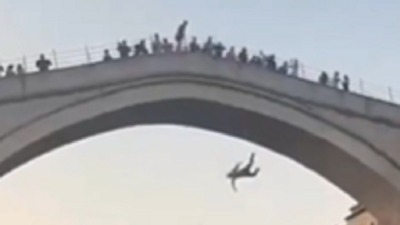 Turista skočio sa mosta u Neretvu: Mostarci ga umalo linčovali (VIDEO)