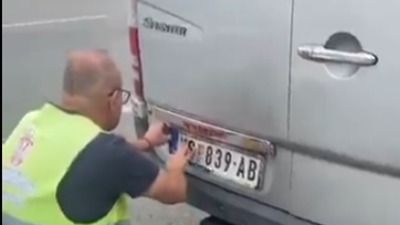 Policija zaustavila autobuse sa studentima iz NS: Skinuli im i tablice! (FOTO/VIDEO)