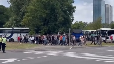 Režim dovlači pristalice u Beograd: Nose majice "Ne damo Srbiju" i niko ne zna zbog čega su došli (VIDEO)