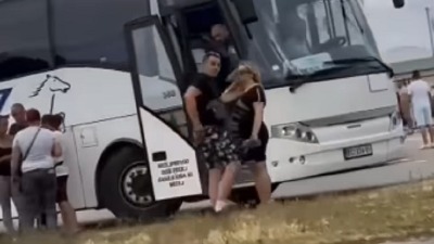 SNS primitivizam na delu: Režim okuplja pristalice u Beogradu, prolaznicima pokazuju zadnjice (VIDEO)