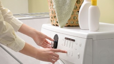 Sipajte LOVOROV LIST u veš mašinu i gledajte kako se dešava ČUDO 