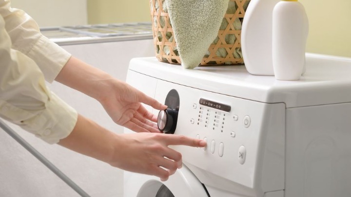 Sipajte LOVOROV LIST u veš mašinu i gledajte kako se dešava ČUDO 