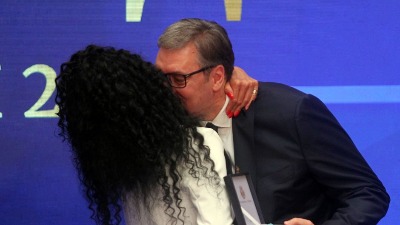 Vučić odlikovao direktora "koji kleči" i Lidiju Vukićević: ZA ŠTA TAČNO?