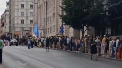 Glumci formirali "zagrljaj" oko Narodnog pozorišta: "Ovo nije samo simboličan čin. Ovo je odbrana"