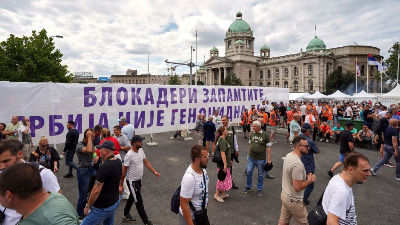A ispred Skupštine NADREALNO: OGRAĐENI ćaciji - ŽIVI ZID "književne večeri" (VIDEO)