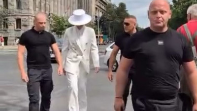OKRUŽENA OBEZBEĐENJEM Dijana Hrkalović brani Ćacilend: Prerušila se u MELANIJU TRAMP (VIDEO)