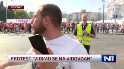 Maltretiranje UŽIVO kod Ćacilenda: Pogledajte kako nepoznati mladić ometa novinara N1 da radi svoj posao (VIDEO)