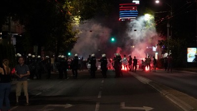 "JE L' OVO RAT?": Policija potisnula građane i iz Masarikove, jedna žena dobila udarce po telu (VIDEO)