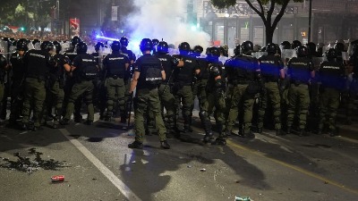 Suzana stala sama pred KORDON POLICIJE: Scena koja je obišla Srbiju (FOTO)