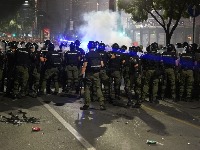 BRUTALNOST Trenutak kada je policija krenula na narod (VIDEO)