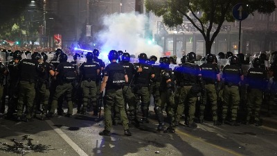 BRUTALNOST Trenutak kada je policija krenula na narod (VIDEO)