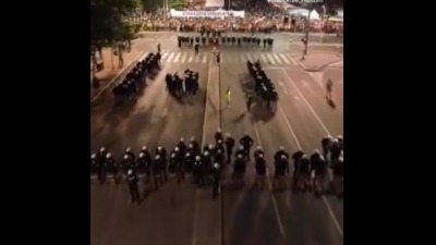 Snimak s protesta koji je mnoge rasplakao: "Više ne znamo ko nam je brat, a ko neprijatelj" (VIDEO)