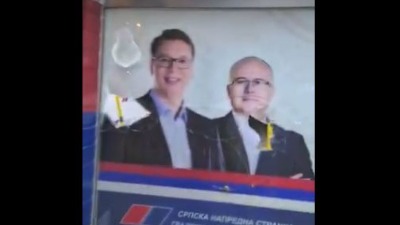 Polupana stakla sedišta SNS-a u NS (VIDEO)
