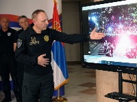 "Učesnici protesta su skinuli prsluke i krenuli na policiju, povređeno šest policajaca"