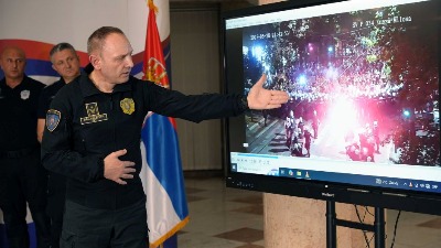 "Učesnici protesta su skinuli prsluke i krenuli na policiju, povređeno šest policajaca"