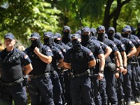 "Imate DVA MINUTA da se sklonite": Maskirani policajci postavili ULTIMATUM Zemuncima