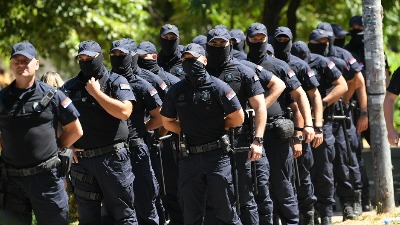 "Imate DVA MINUTA da se sklonite": Maskirani policajci postavili ULTIMATUM Zemuncima