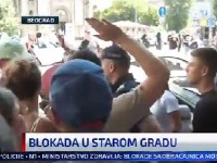 Policija gurala novinare na Dorćolu, pa opkolila devojku - ona beži (VIDEO)