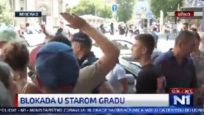 Policija gurala novinare na Dorćolu, pa opkolila devojku - ona beži (VIDEO)