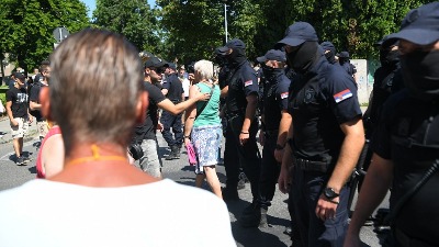 "Da li su maskirani policajci preobučeni SNS batinaši?"