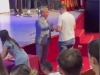 Vukovci u Čačku odbili da se rukuju sa SNS gradonačelnikom (VIDEO)