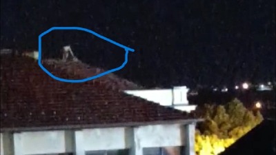 Stravično: Deca šetaju po krovu škole! (VIDEO)