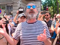 "Nadam se da će da im proradi savest": Gagi Jovanović na blokadi u Zemunu BRUTALNO o Žandarmeriji, pa onda zapevao (VIDEO)
