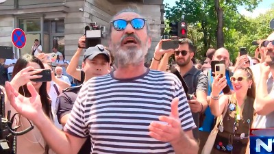 "Nadam se da će da im proradi savest": Gagi Jovanović na blokadi u Zemunu BRUTALNO o Žandarmeriji, pa onda zapevao (VIDEO)