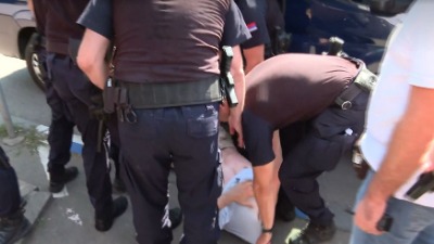 Hapšenje u Zemunu: Policija nosila mladića do marice (FOTO)