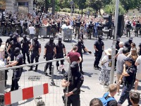 Policajci potiskuju žene koje se drže za ruke i pevaju "Bože pravde" (VIDEO)
